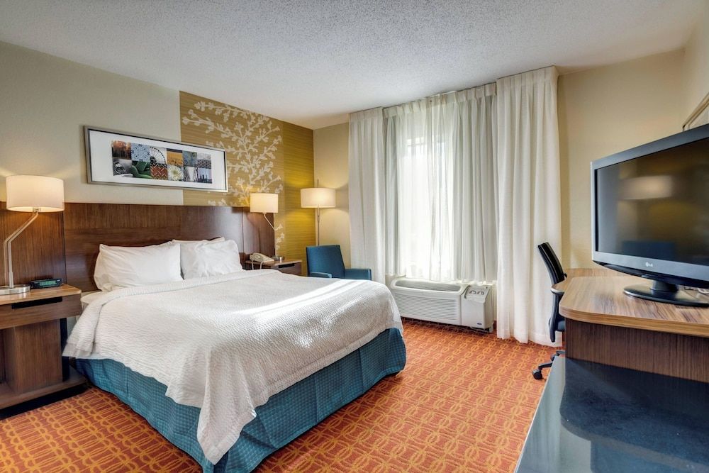 Room, 1 King Bed, Non Smoking (Mobility/Hearing Accessible, Tub)