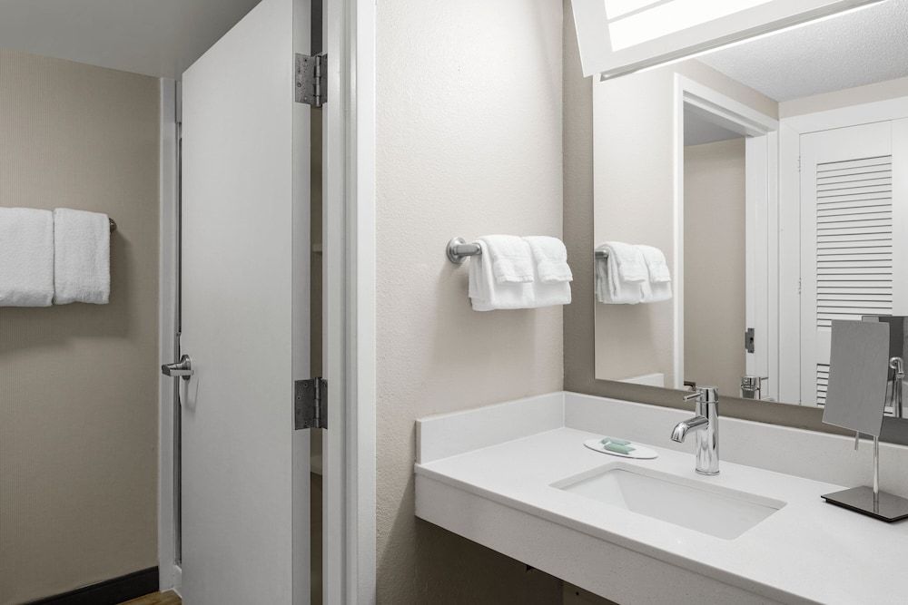 Suite, 1 King Bed with Sofa bed (Mobility/Hearing Access, Transf Shwr)
