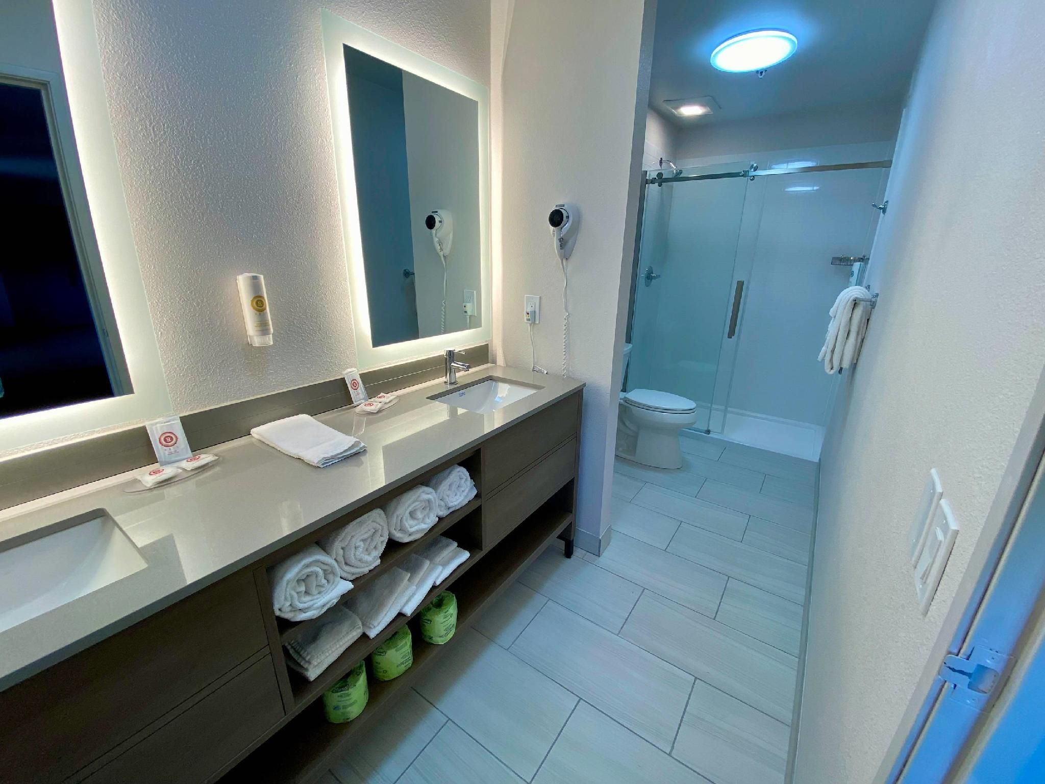 2 Queen Beds, Suite, Nonsmoking