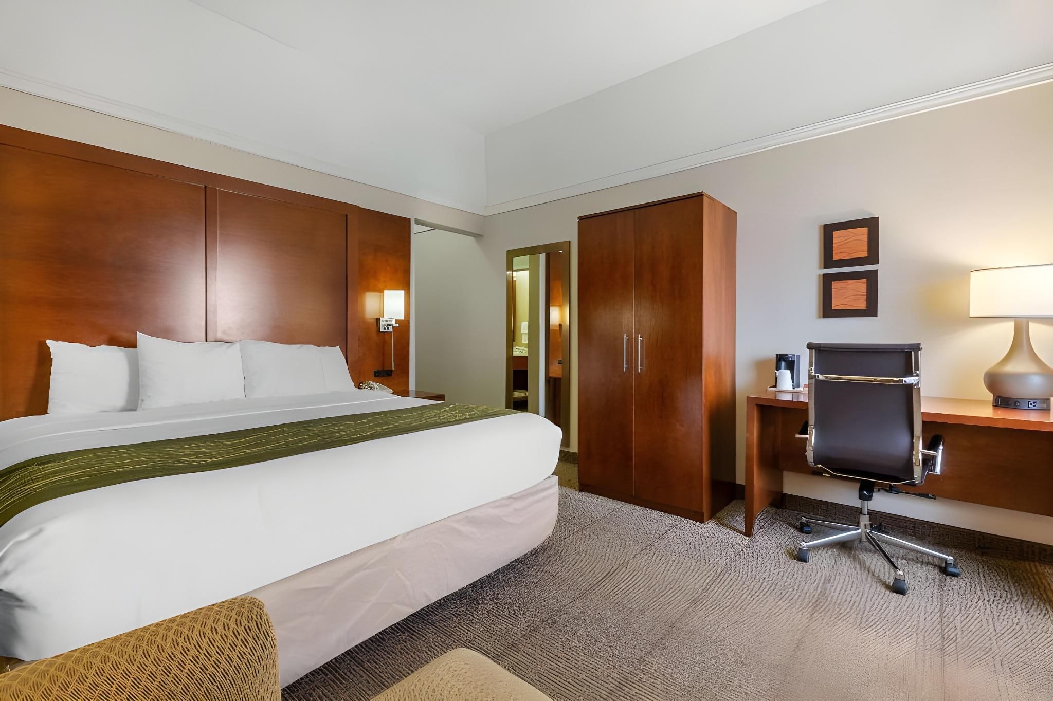 1 King Bed, Nonsmoking