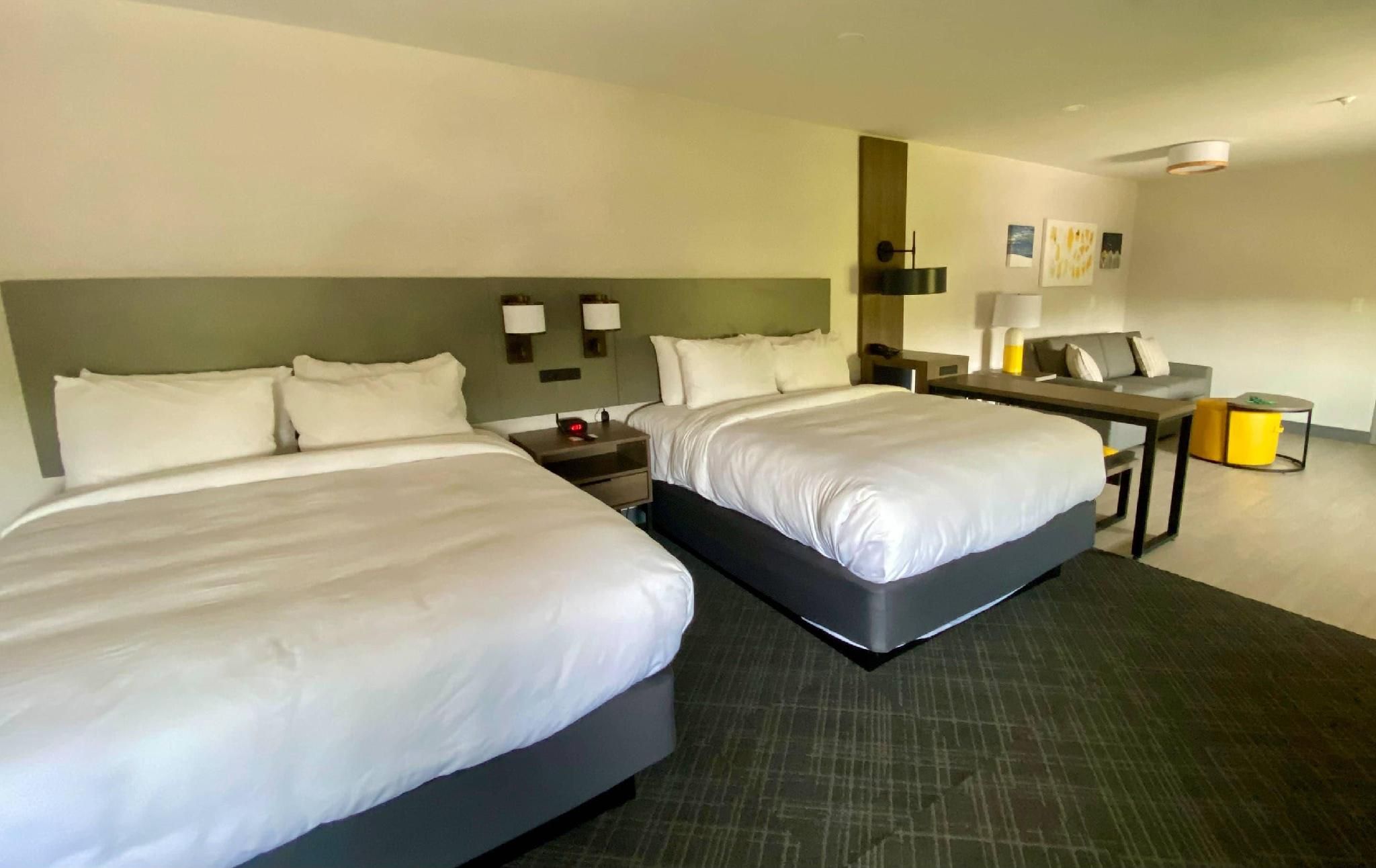 2 Queen Beds, Suite, Nonsmoking