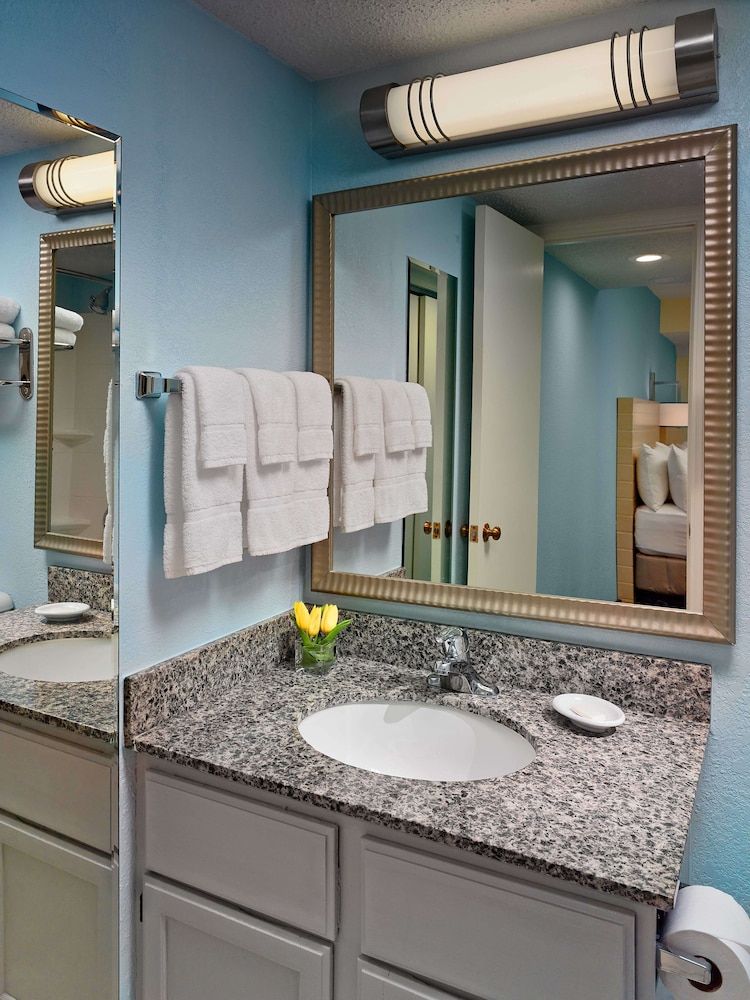 Sonesta ES Suites Burlington VT Studio Suite, 1 Queen Bed, Accessible, Fireplace (Kitchen, Mobility, Tub) 5