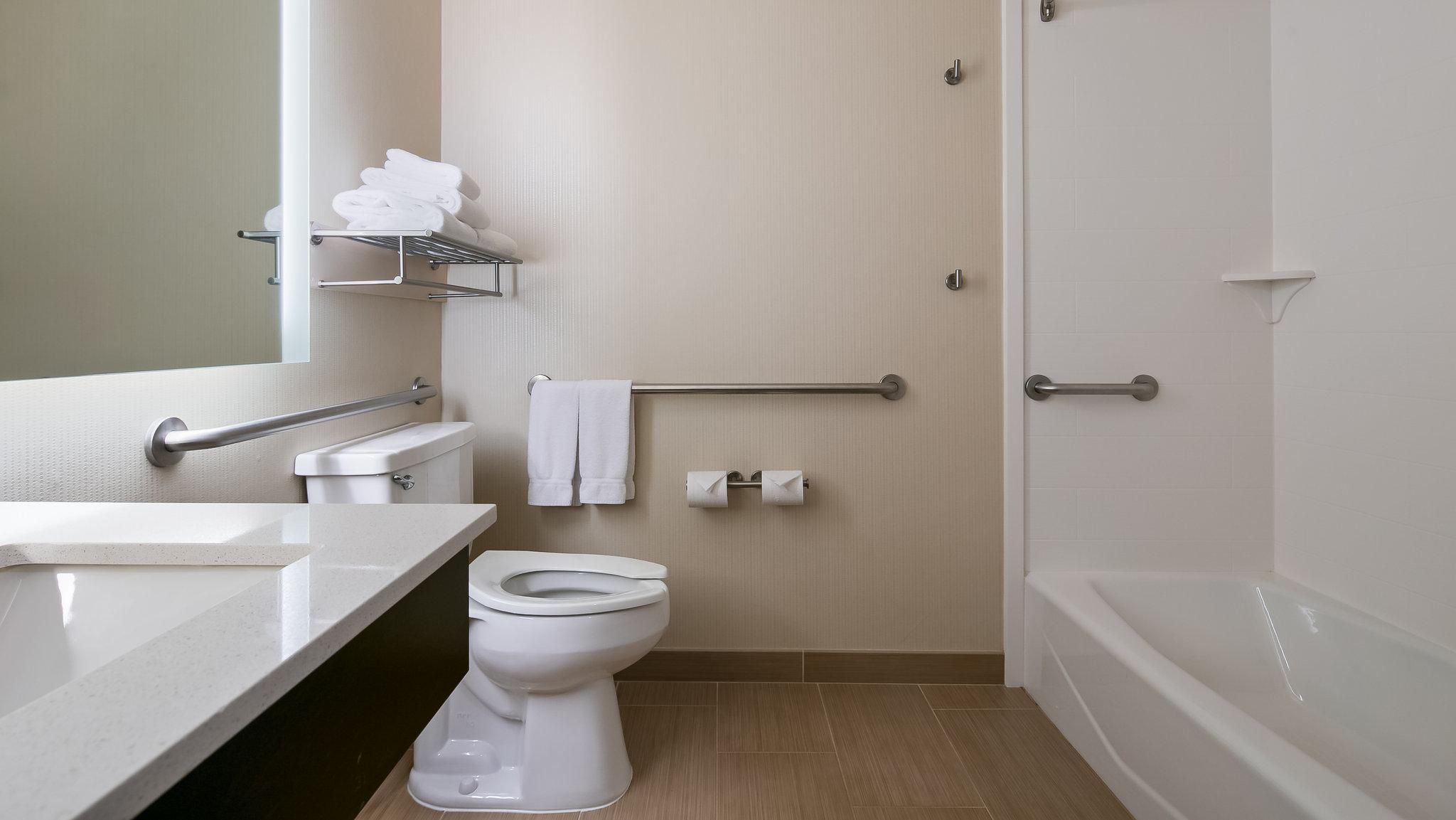 1 Queen Standard Communication Accessible Tub