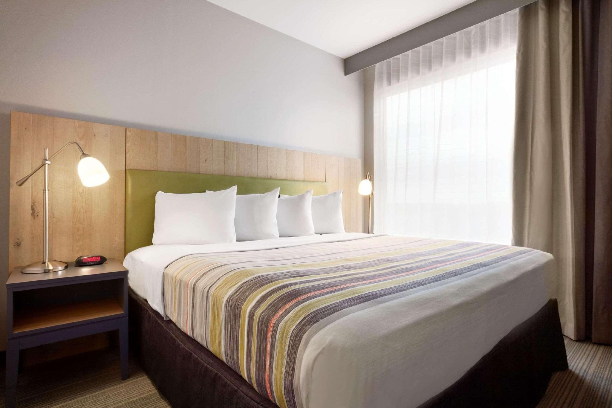1 King Bed, Suite, Nonsmoking