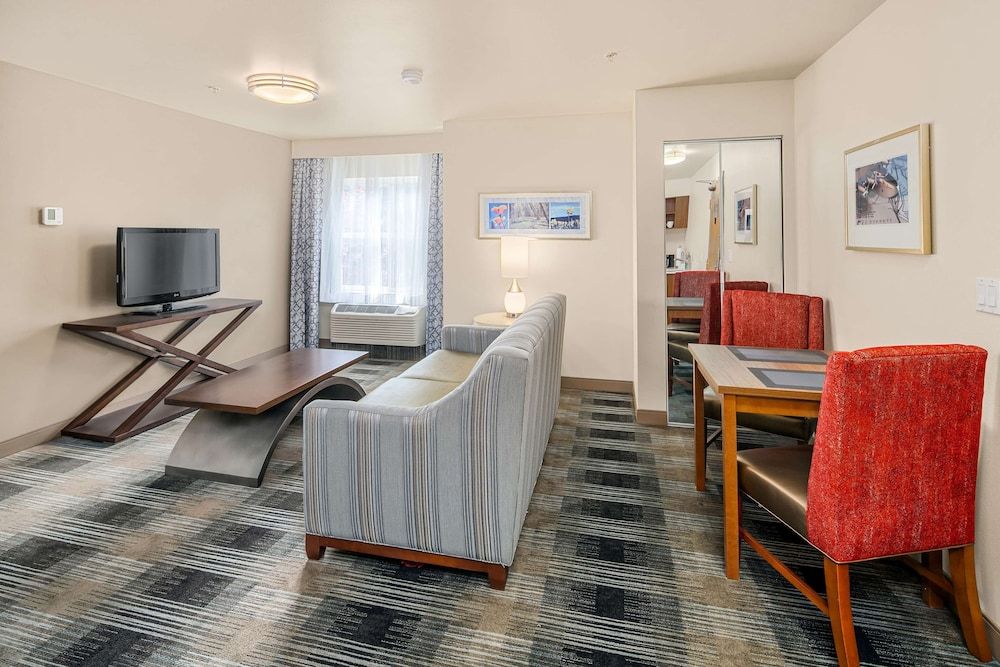 Executive Residency by Best Western Navigator Inn & Suites Suite, 1 King Bed, Non Smoking, Kitchen (Full Kitchen) 4