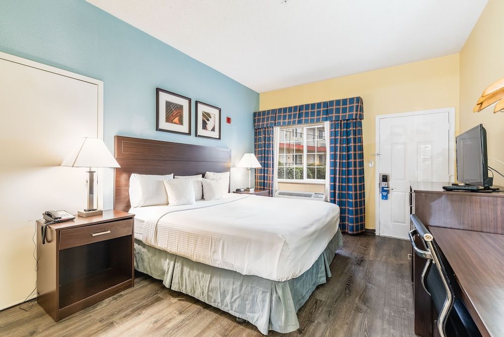 Standard Room, 1 King Bed, Accessible, Non Smoking