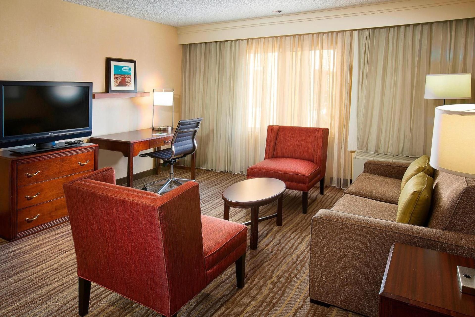 Courtyard by Marriott North Seattle/Lynnwood Suite, 1 King, Sofa bed 3
