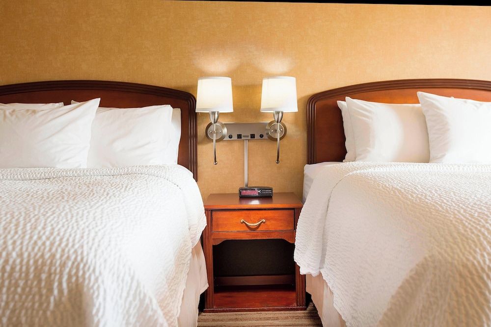 Courtyard by Marriott North Seattle/Lynnwood Room, 2 Queen Beds (Mobility Accessible, Tub) 2