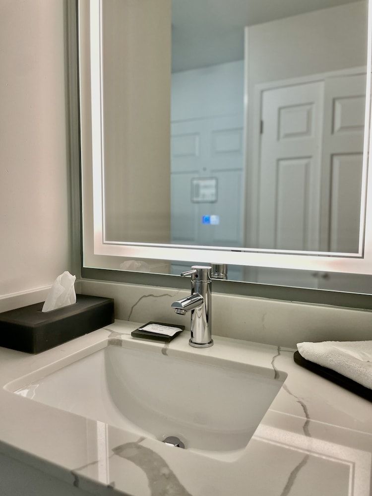 La Quinta Inn by Wyndham Lynnwood Studio Suite, 1 King Bed, Non Smoking 7