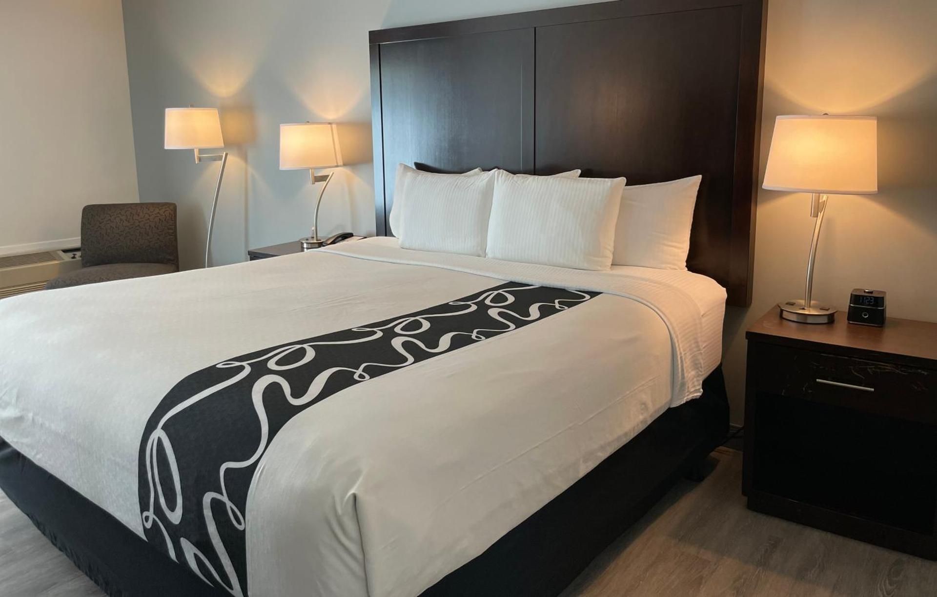 1 King Bed, Non-Smoking