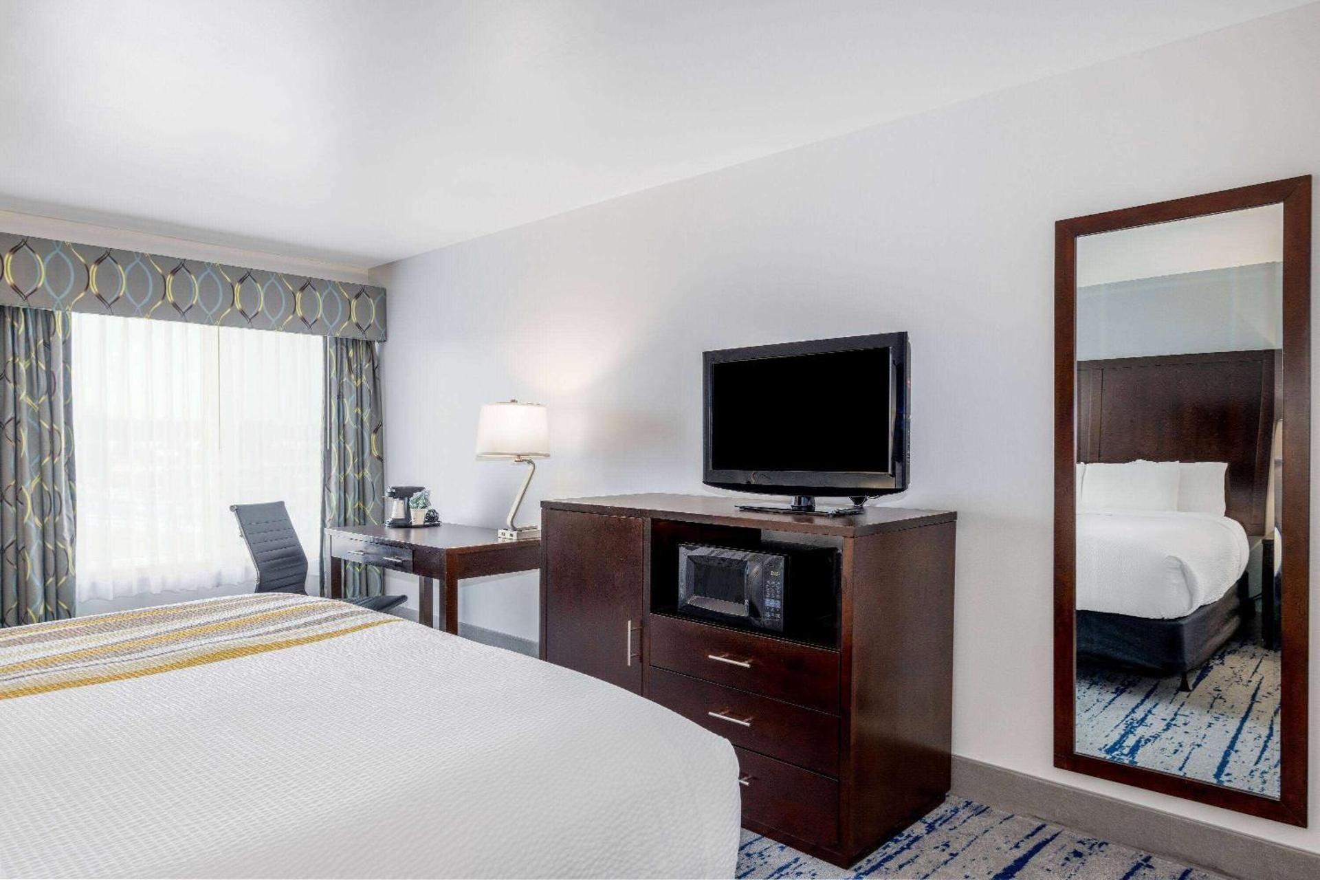 1 King Bed, Mobility Accessible Room, Non-Smoking