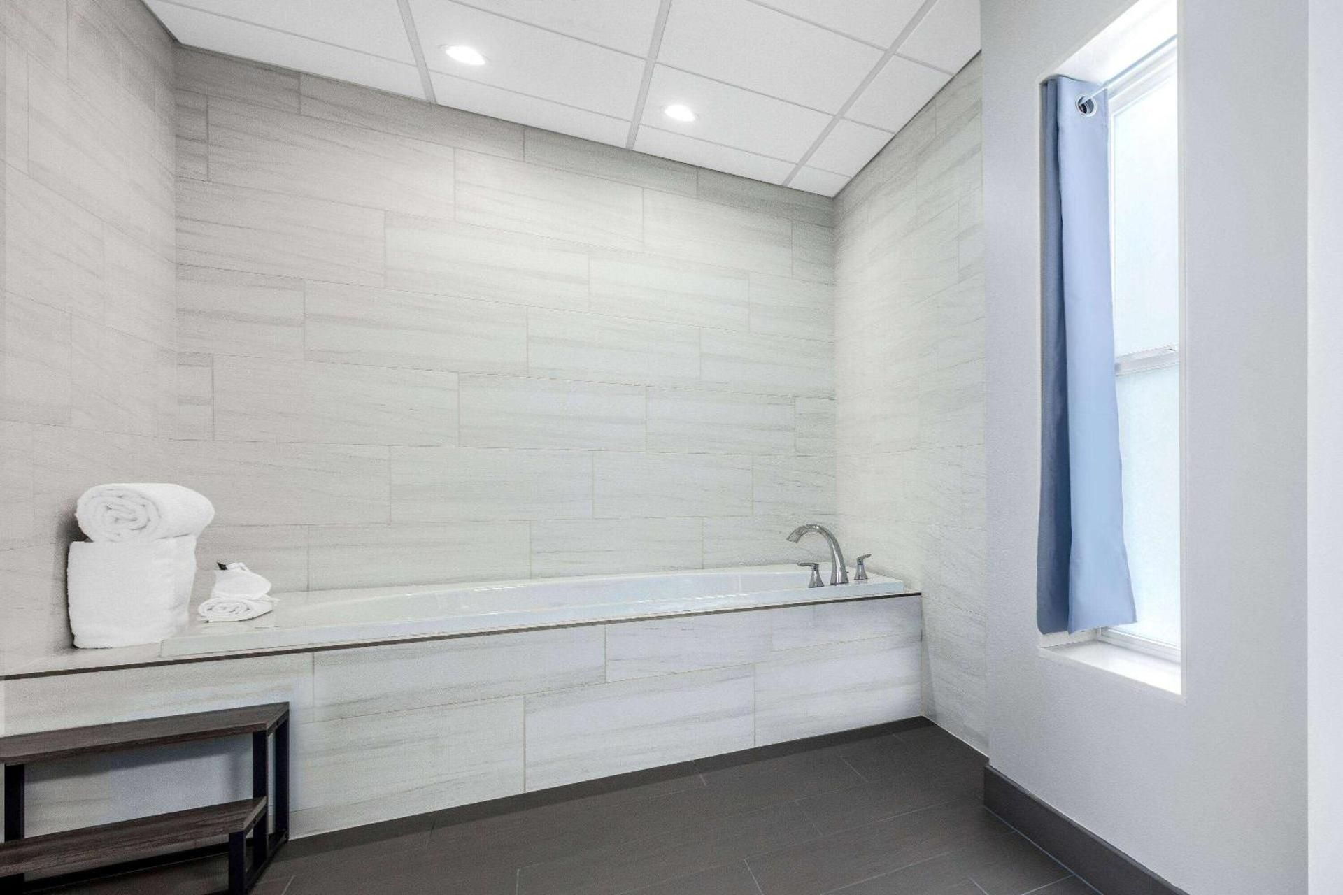 1 King Bed, Studio Suite, Non-Smoking