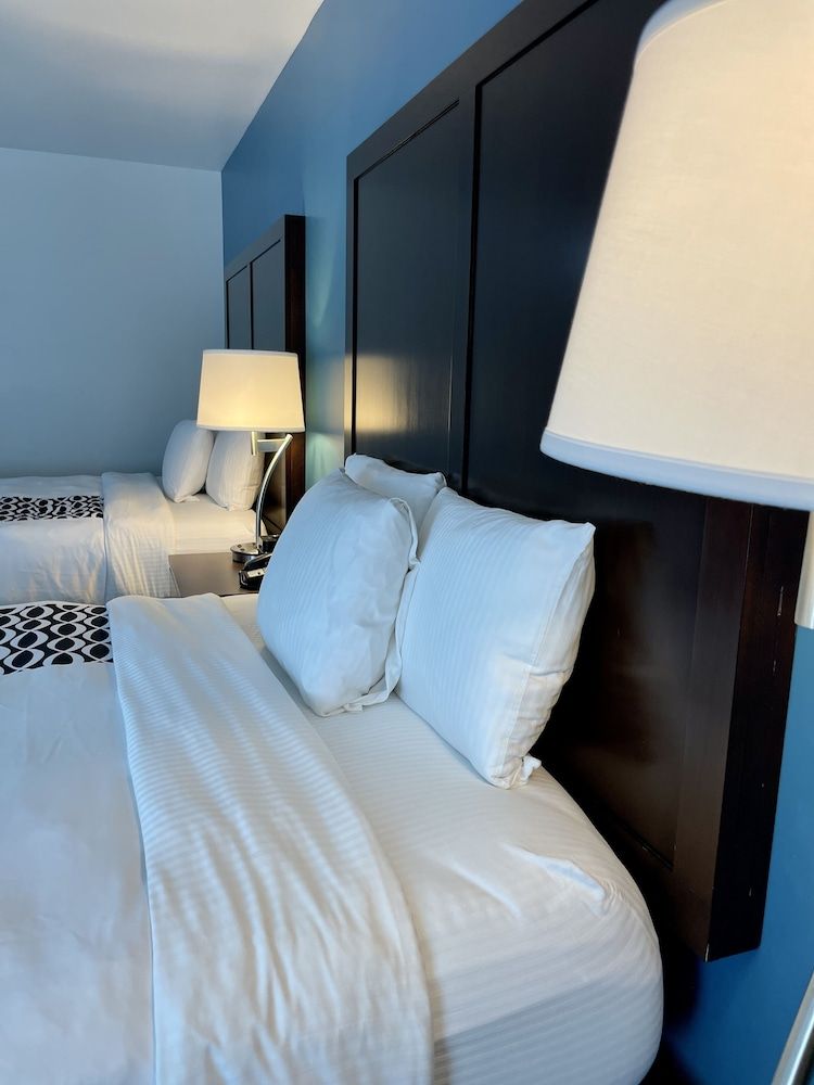La Quinta Inn by Wyndham Lynnwood Room, 2 Queen Beds, Accessible, Non Smoking (Mobillity) 3