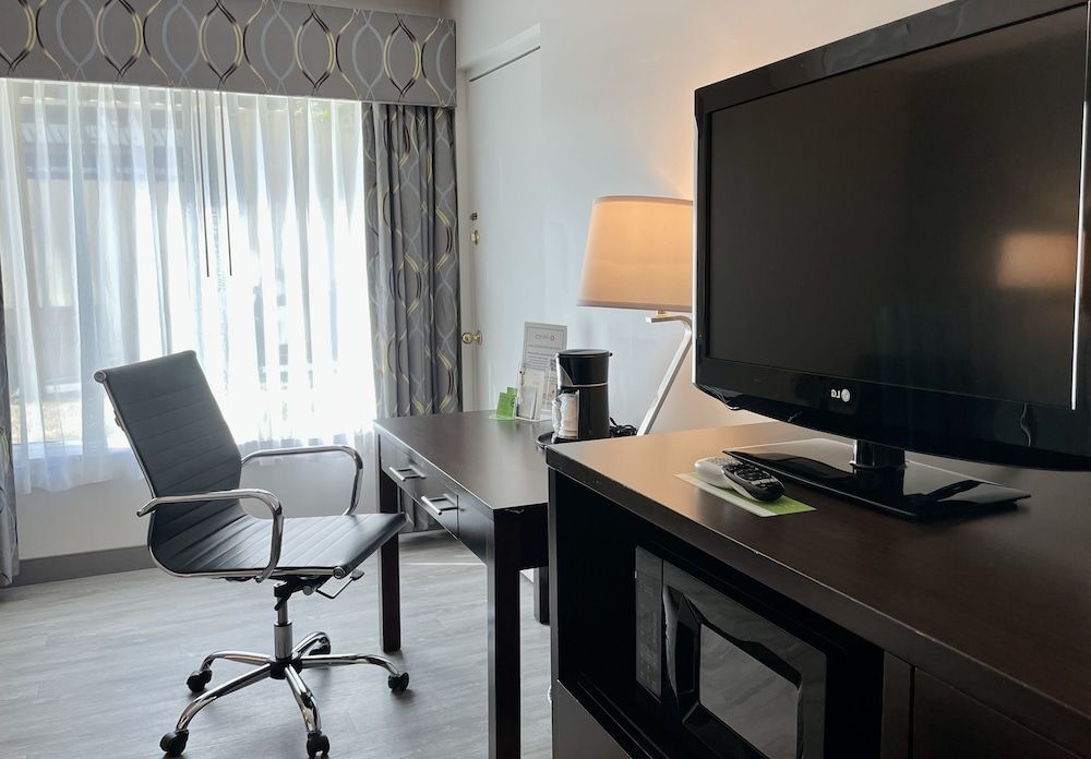 La Quinta Inn by Wyndham Lynnwood Room, 2 Queen Beds, Accessible, Non Smoking (Mobillity) 16