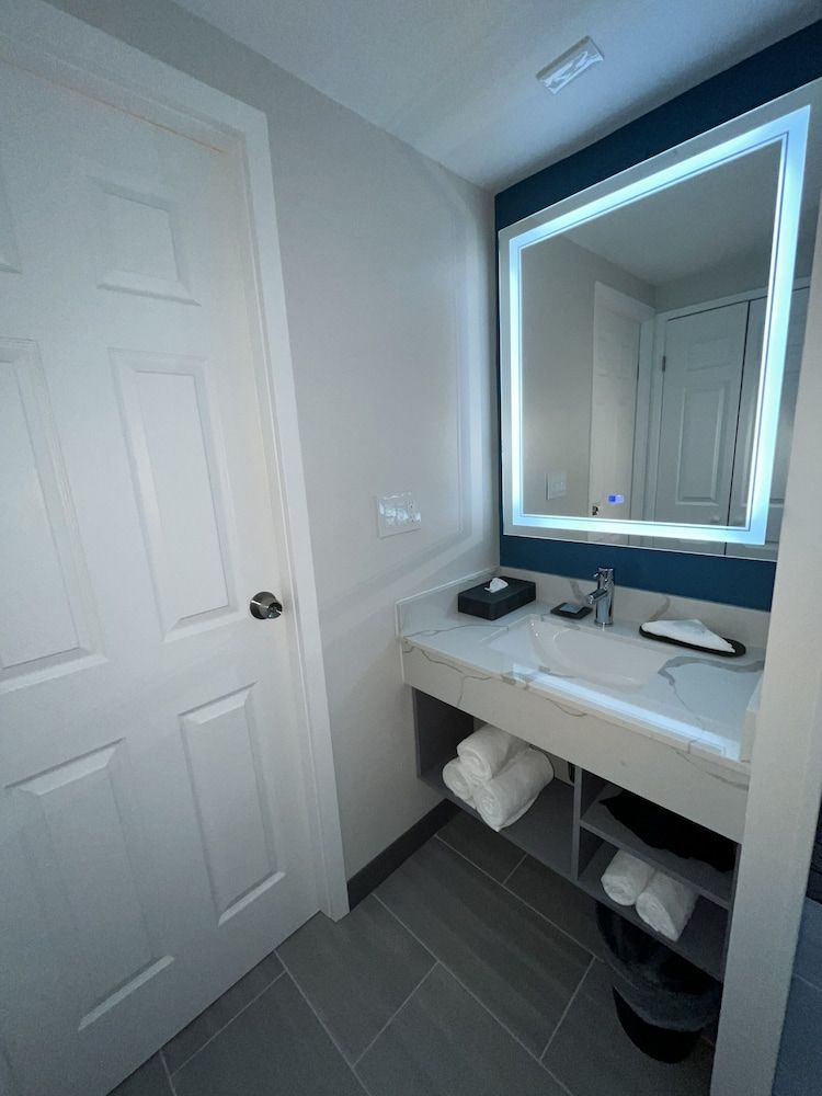 La Quinta Inn by Wyndham Lynnwood Studio Suite, 1 King Bed, Non Smoking 9