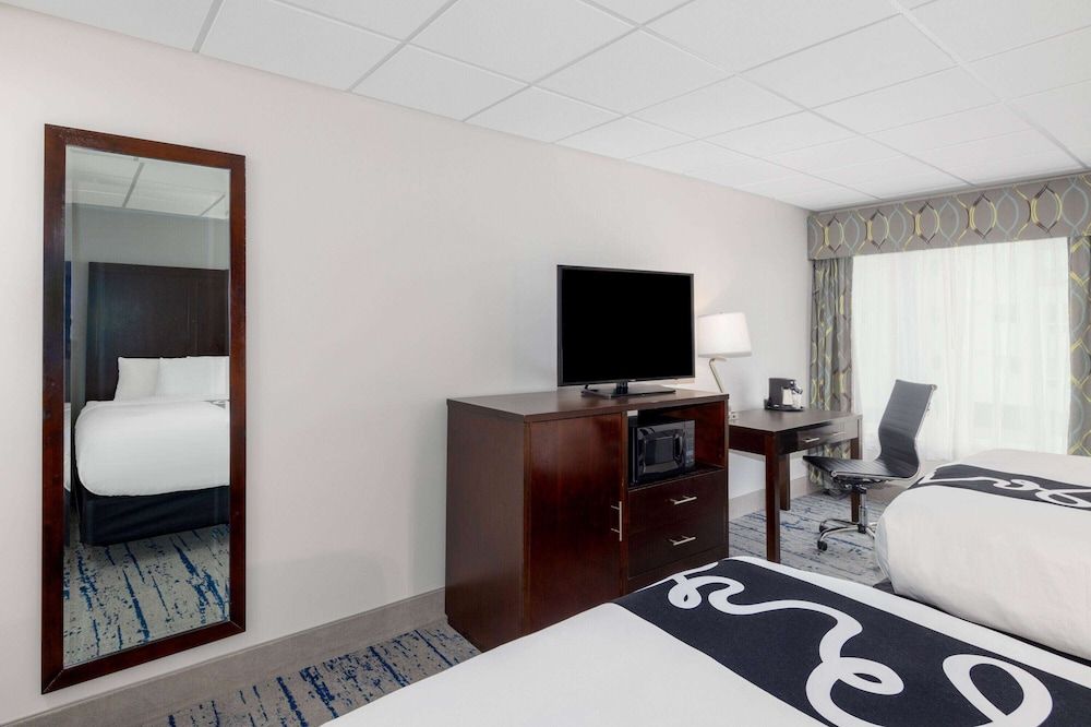 La Quinta Inn by Wyndham Lynnwood Room, 2 Queen Beds, Non Smoking 6