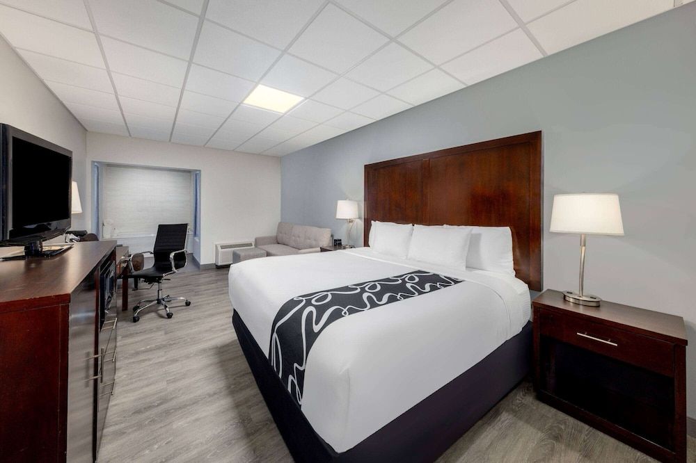 La Quinta Inn by Wyndham Lynnwood Studio Suite, 1 King Bed, Non Smoking 3