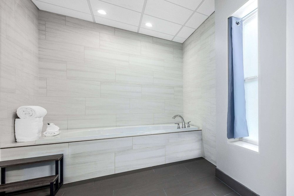 La Quinta Inn by Wyndham Lynnwood Studio Suite, 1 King Bed, Non Smoking 8