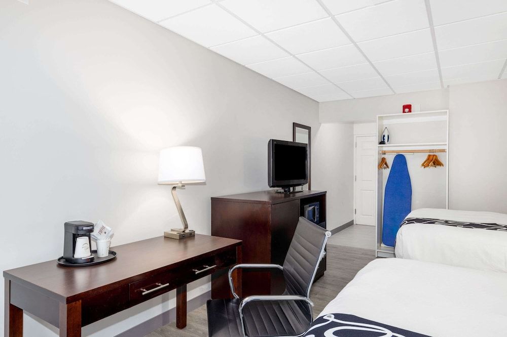 La Quinta Inn by Wyndham Lynnwood Room, 2 Queen Beds, Accessible, Non Smoking (Mobillity) 5