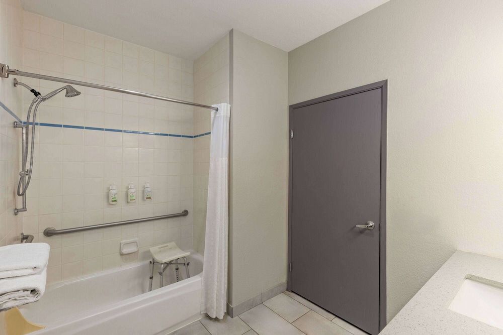 Baymont by Wyndham Moses Lake Room, 1 Queen Bed, Accessible, Non Smoking (Mobility, Bathtub) 2