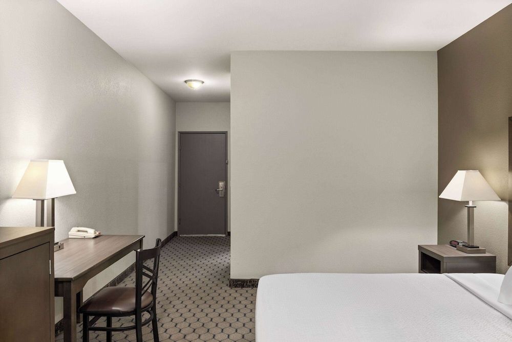 Baymont by Wyndham Moses Lake Room, 1 Queen Bed, Accessible, Non Smoking (Mobility, Bathtub) 3