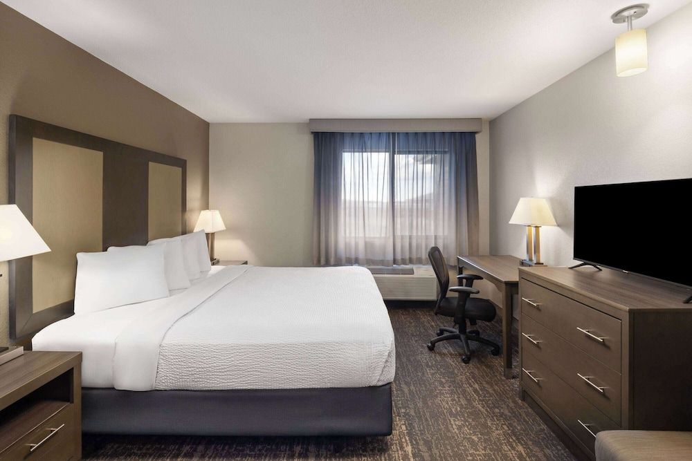 Baymont by Wyndham Moses Lake Room, 1 King Bed, Non Smoking 2