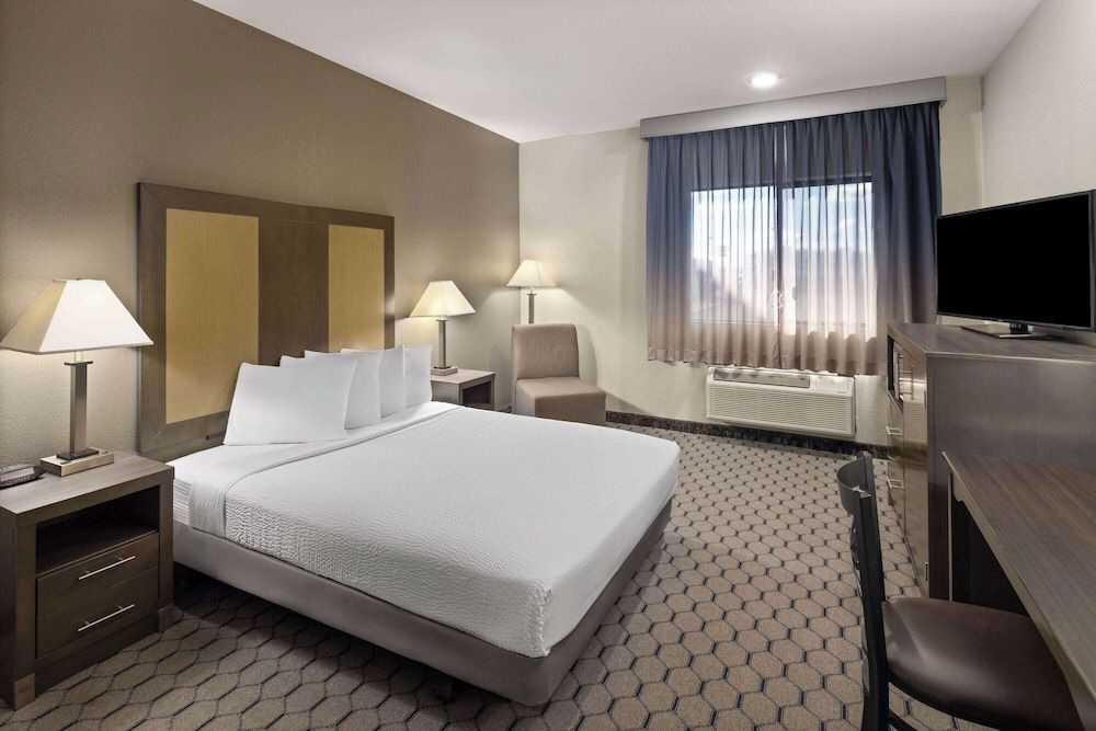 Baymont by Wyndham Moses Lake Room, 1 Queen Bed, Accessible, Non Smoking (Mobility, Bathtub)