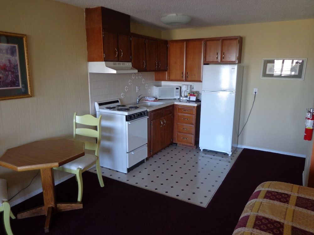 Ocean Shores Inn & Suites Studio, 2 Queen Beds, Kitchen 9