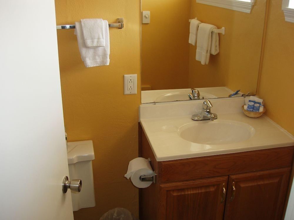 Ocean Shores Inn & Suites Studio, 2 Queen Beds, Kitchen 8