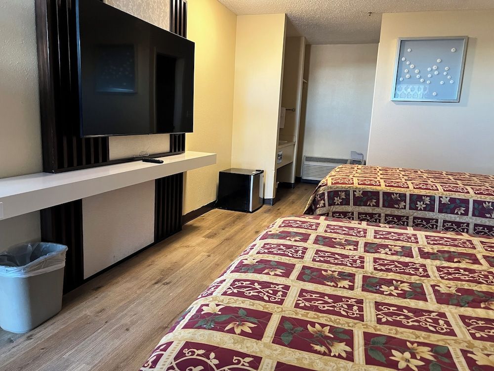 King City Motel by OYO Pasco Room, 2 Queen Beds, Non Smoking 5