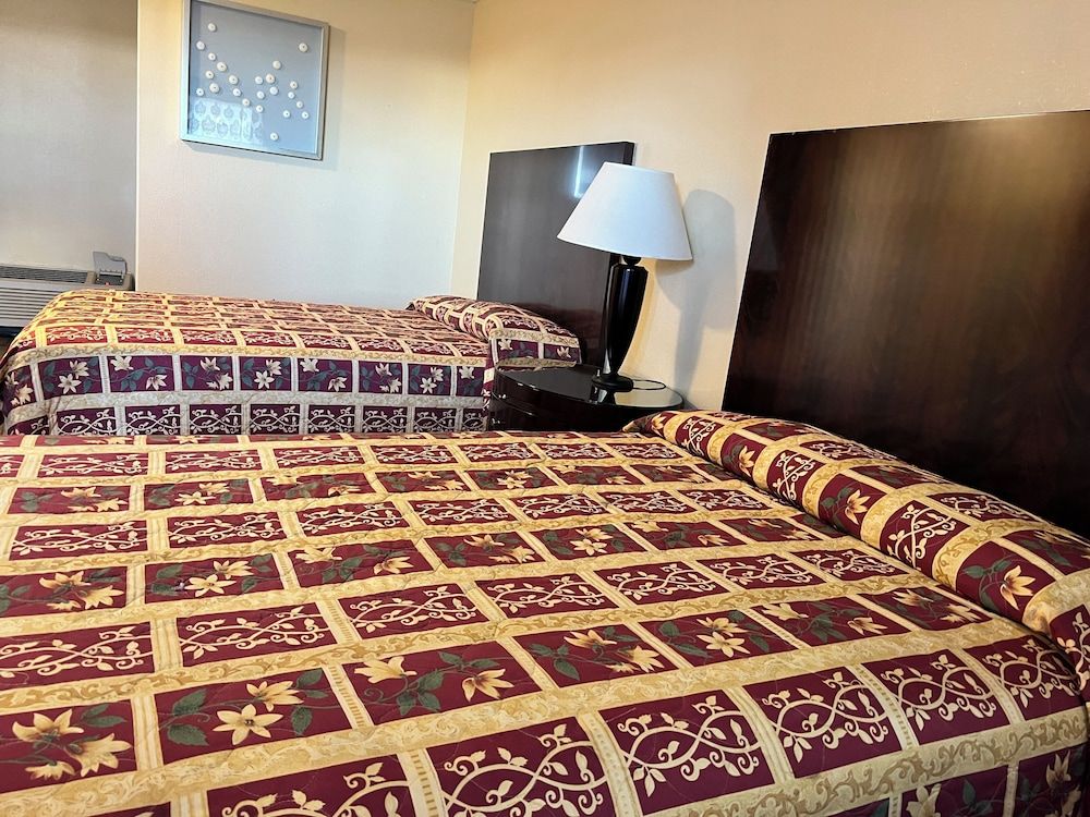 King City Motel by OYO Pasco Room, 2 Queen Beds, Non Smoking 3