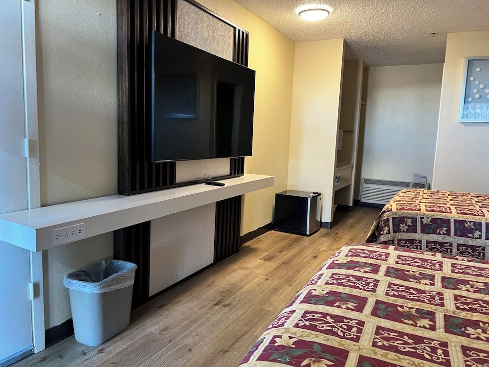 King City Motel by OYO Pasco Room, 2 Queen Beds, Non Smoking 8
