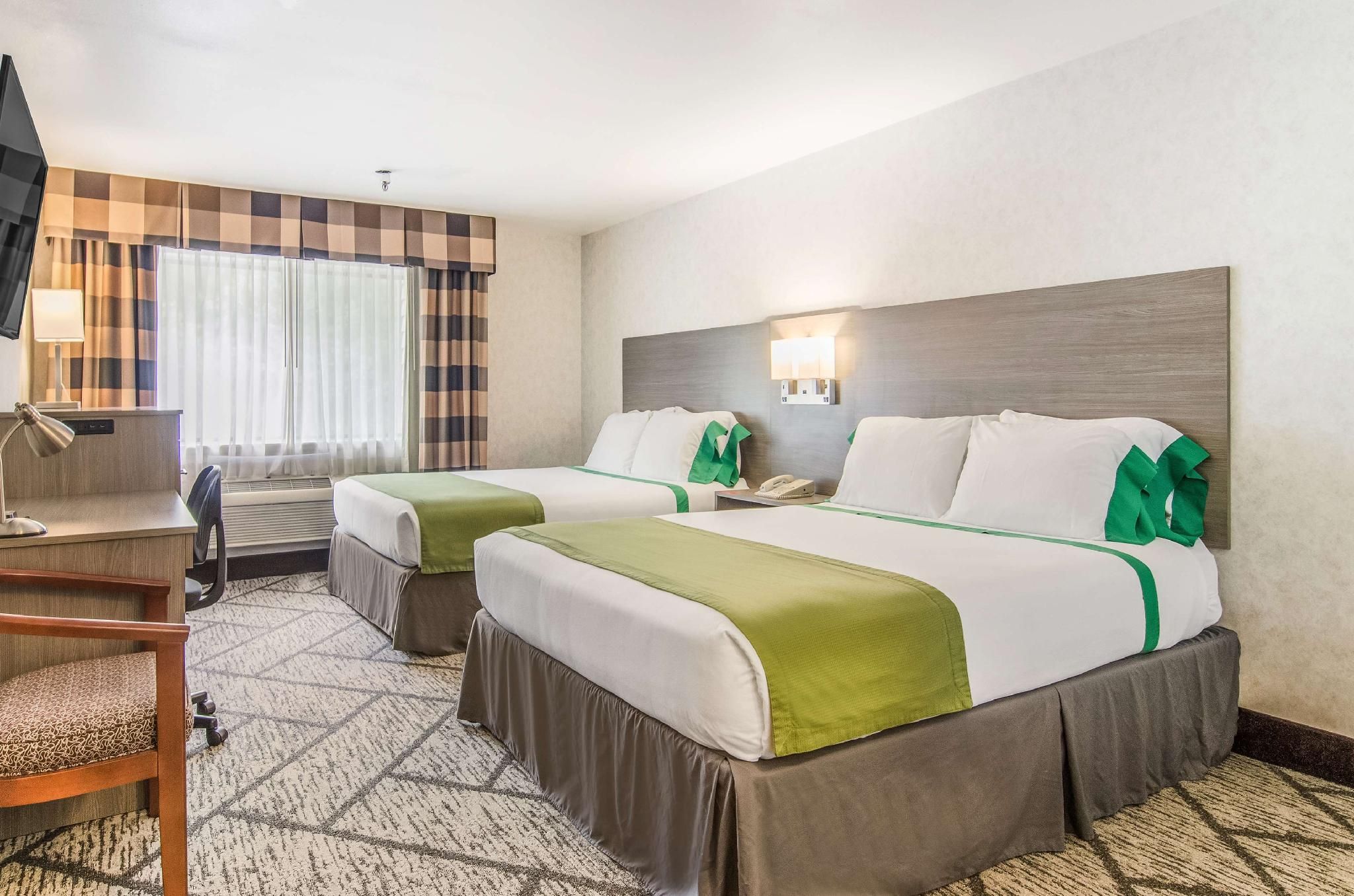 GuestHouse Inn & Suites Poulsbo Deluxe 2 Queen Beds