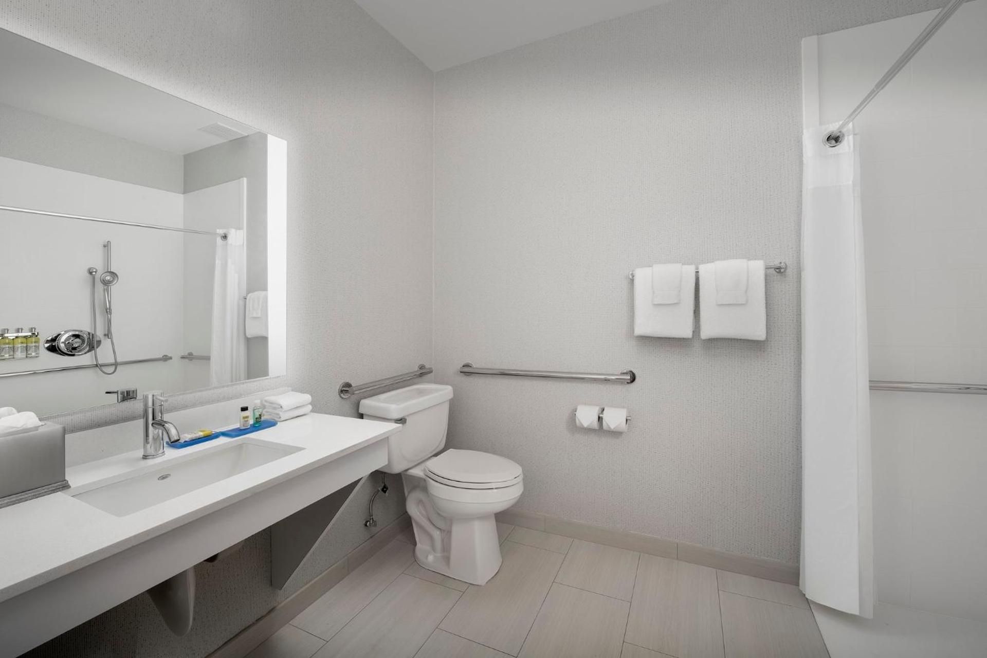 King Room - Hearing Accessible - Roll-in Shower