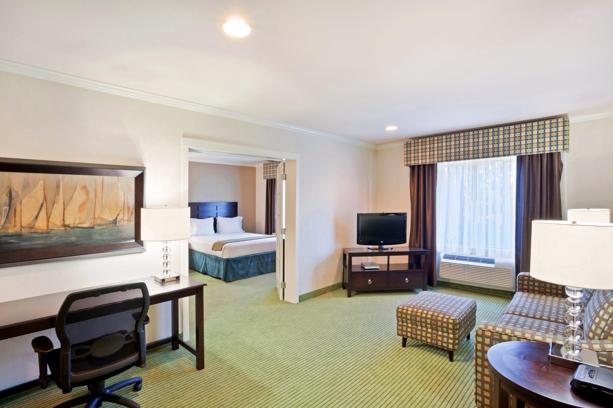 Deluxe Suite W 1 King Bed Non-Smoking