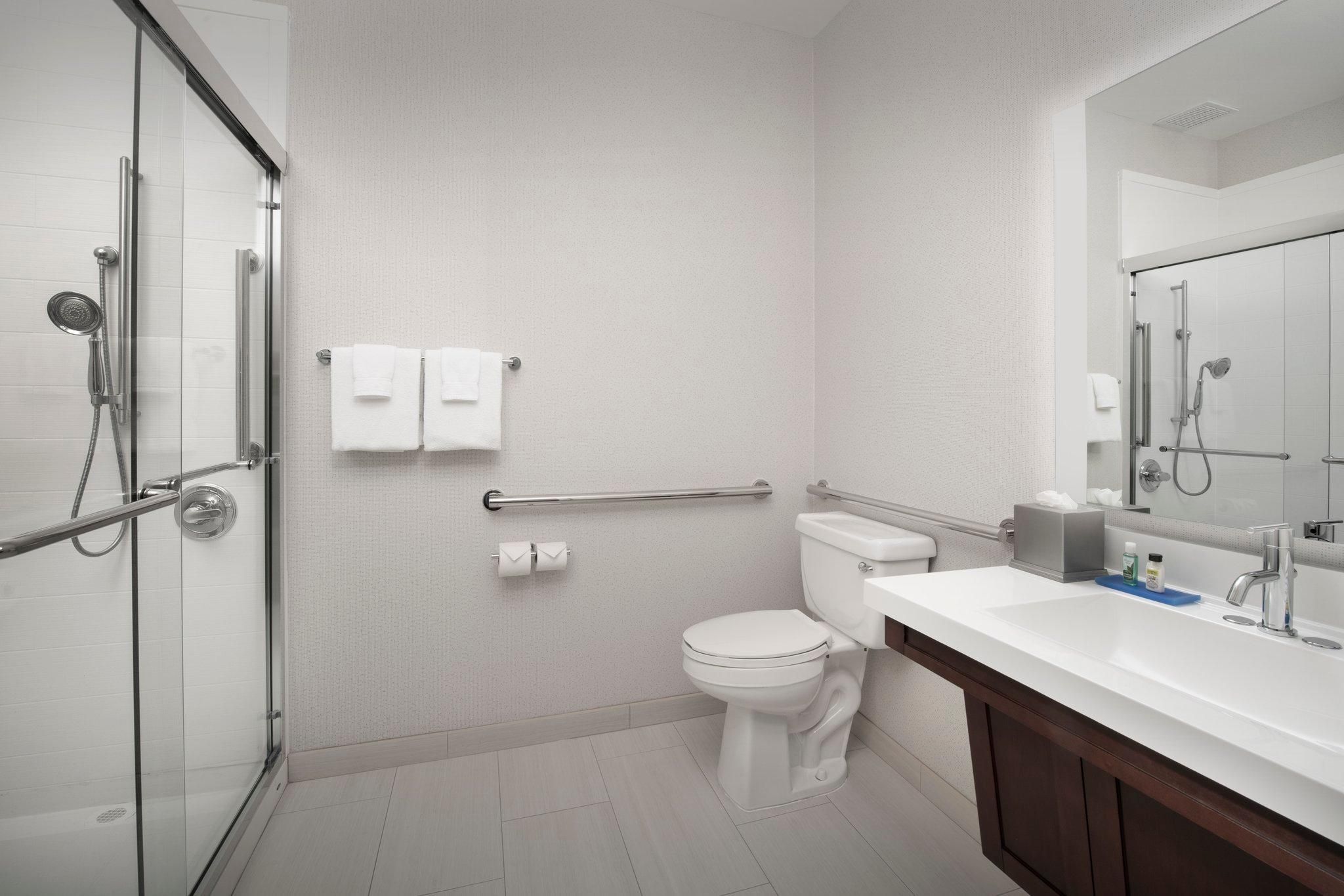 1 Bedroom Suite 2 Queen Communications Accessible Tub