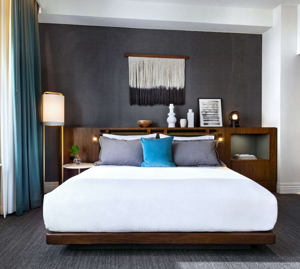 The Alexis Royal Sonesta Hotel Seattle Deluxe Room, 1 King Bed 3