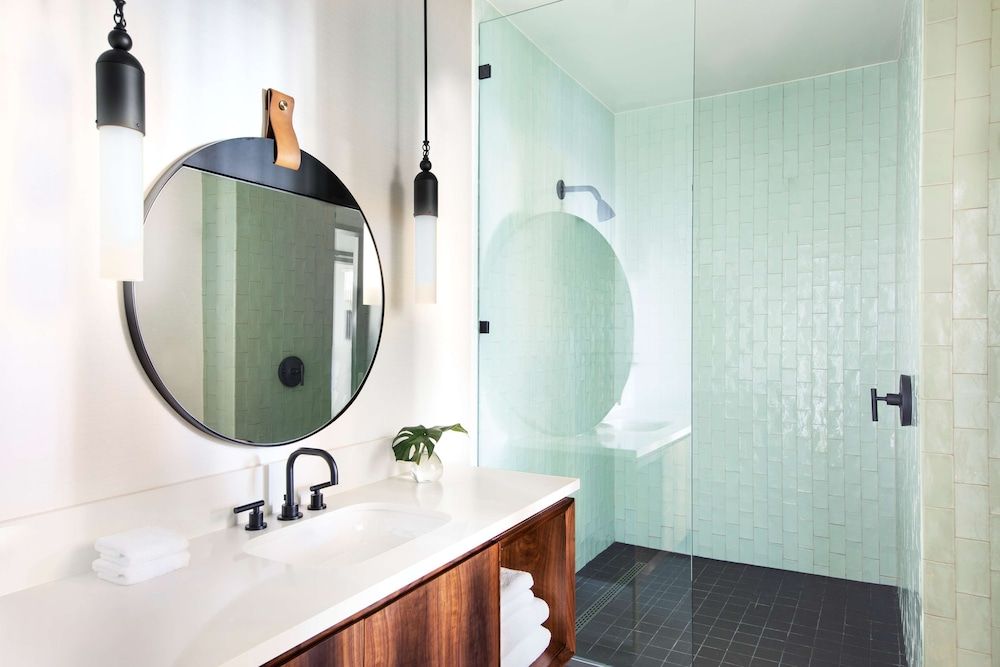 The Alexis Royal Sonesta Hotel Seattle Deluxe Room, 1 King Bed 4