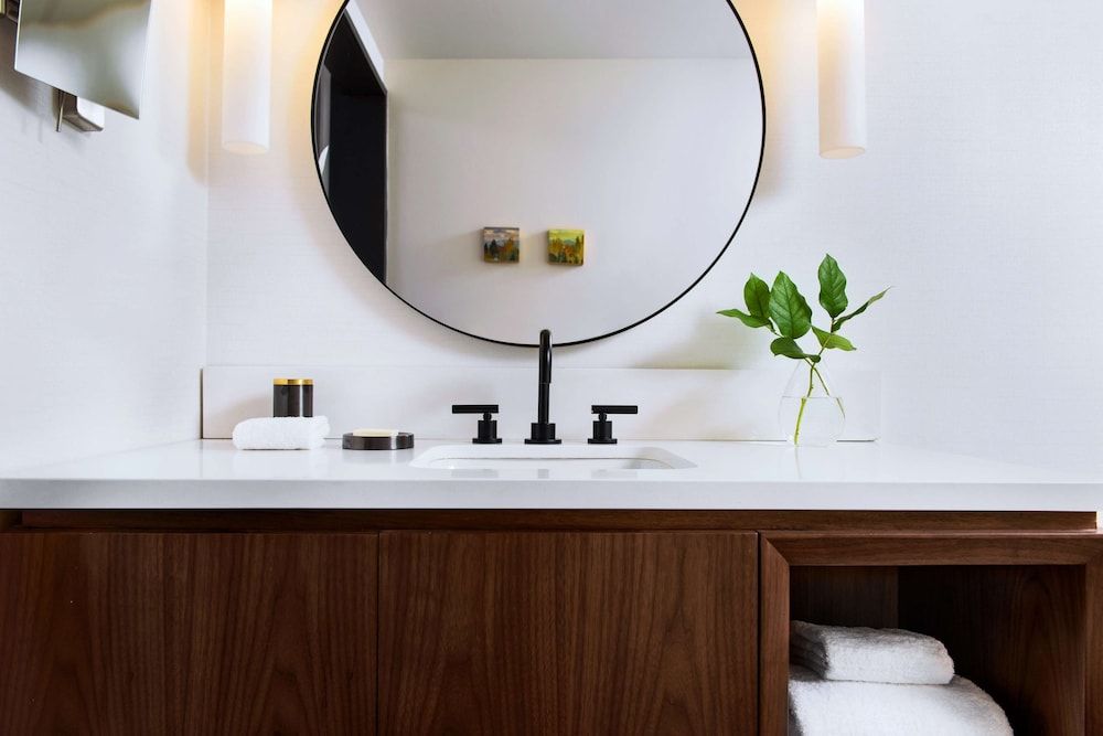 The Alexis Royal Sonesta Hotel Seattle Deluxe Room, 1 King Bed 5