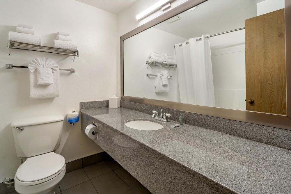 Best Western Seattle Airport Hotel Standard Room, 1 King Bed, Non Smoking, Refrigerator 3