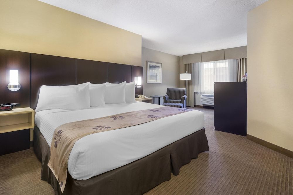 Best Western Seattle Airport Hotel Standard Room, 1 King Bed, Non Smoking, Refrigerator 2