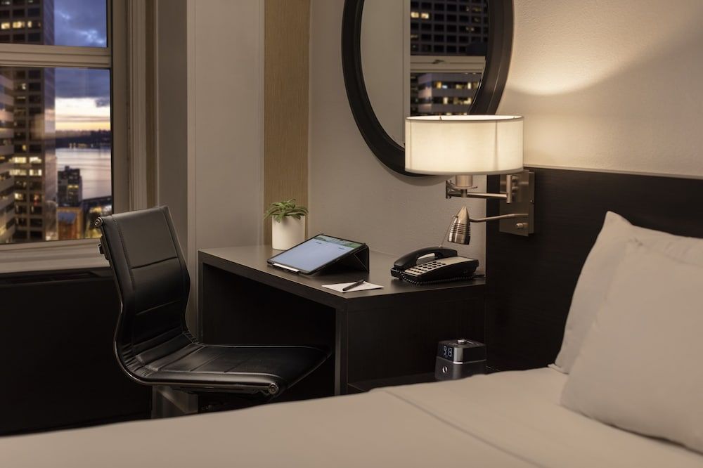 Executive Hotel Pacific Superior Room, 1 King Bed 5