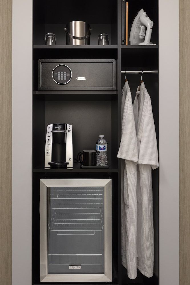 Executive Hotel Pacific Superior Room, 1 King Bed 4