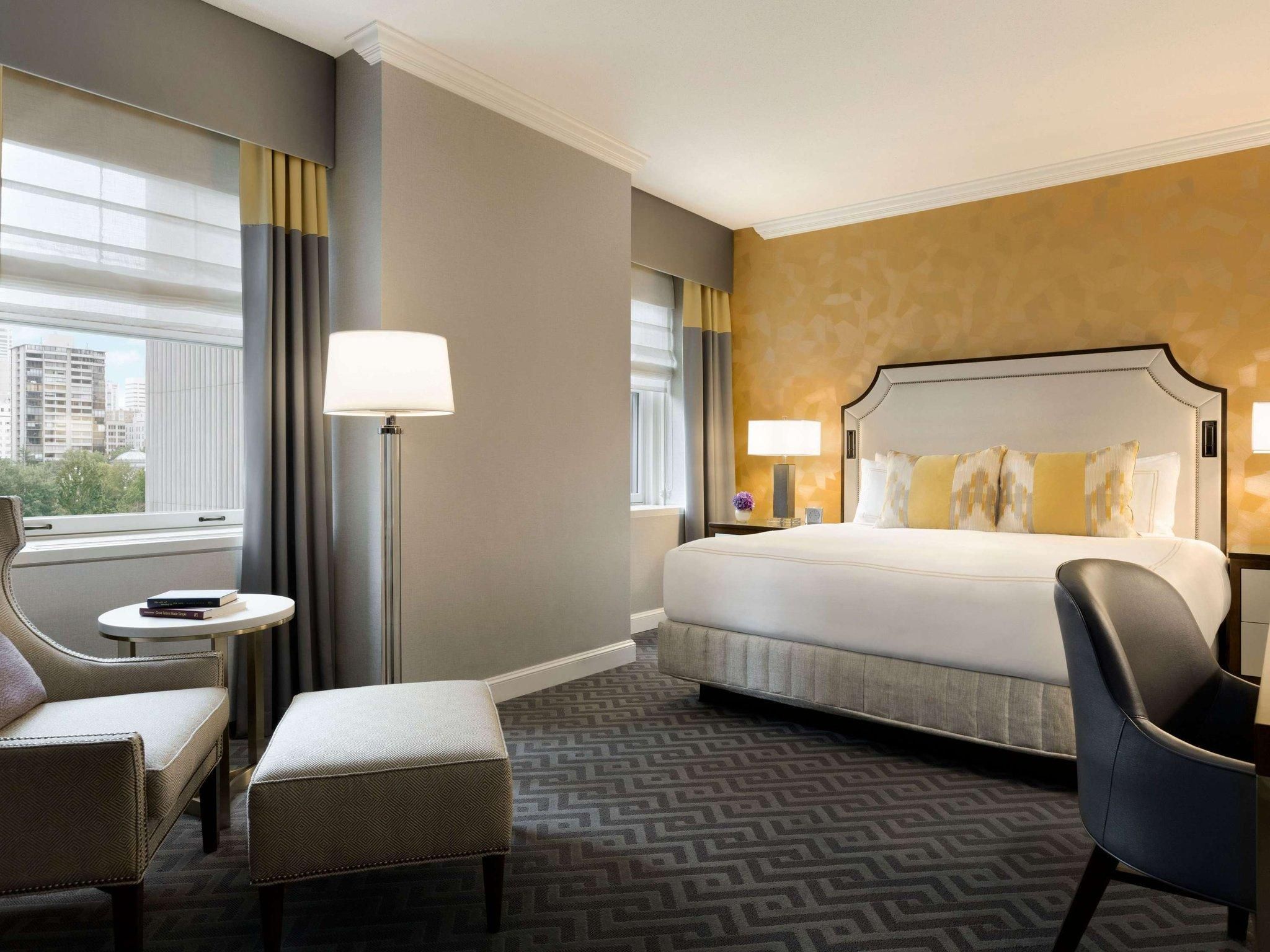 SIGNATURE VIEW 1 KING HEARING ACCESSIBLE- 430SF ,39SM, high floor, signature amenities mini bar