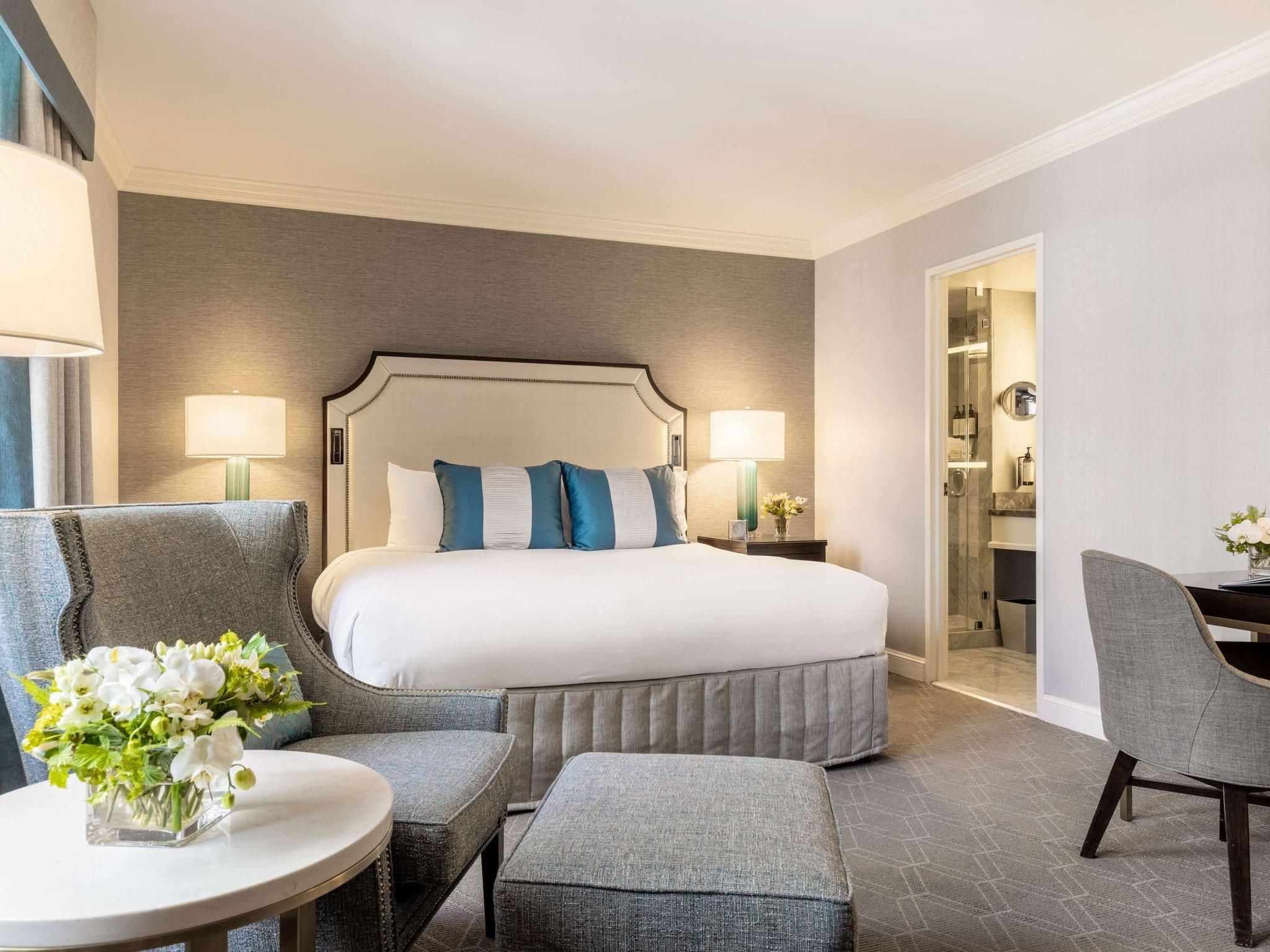 DELUXE ROOM King Mobility Hearing Accessible Roll-in Shower - 430sf, 39sm. City view