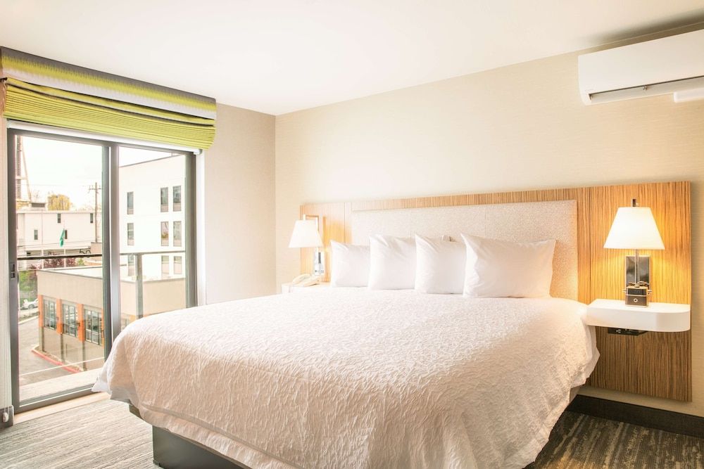 Hampton Inn & Suites Seattle-Downtown Standard Room, 1 King Bed 3