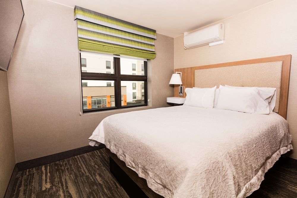 Hampton Inn & Suites Seattle-Downtown Standard Room, 1 King Bed 2