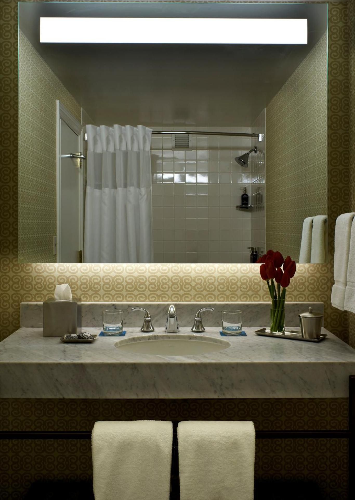 Corner King Studio Suite with Roll In Shower - Accessible
