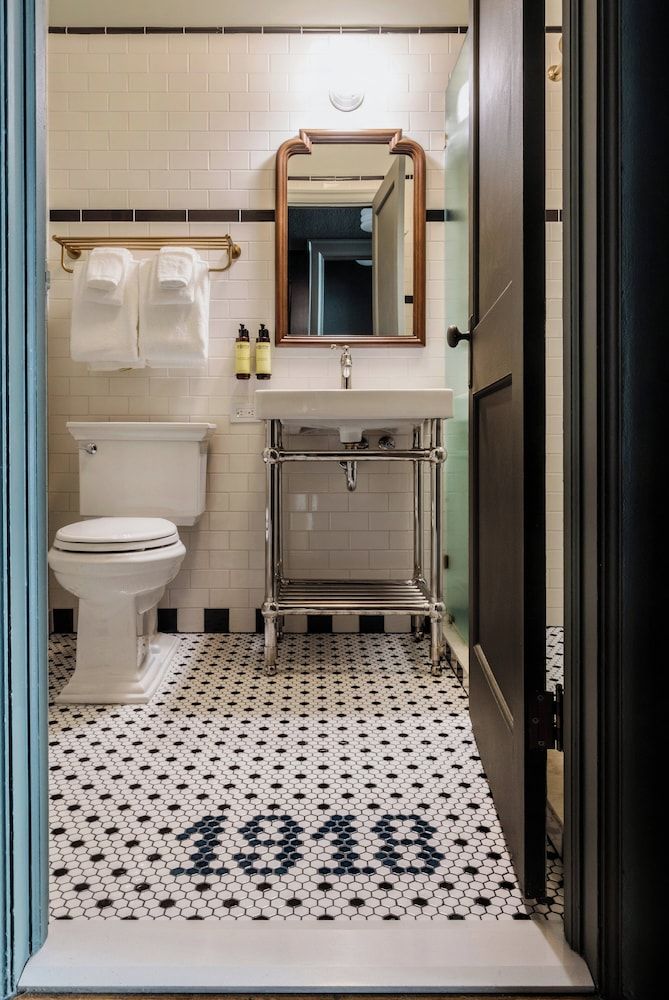 MarQueen Hotel Deluxe Room, 1 King Bed 4