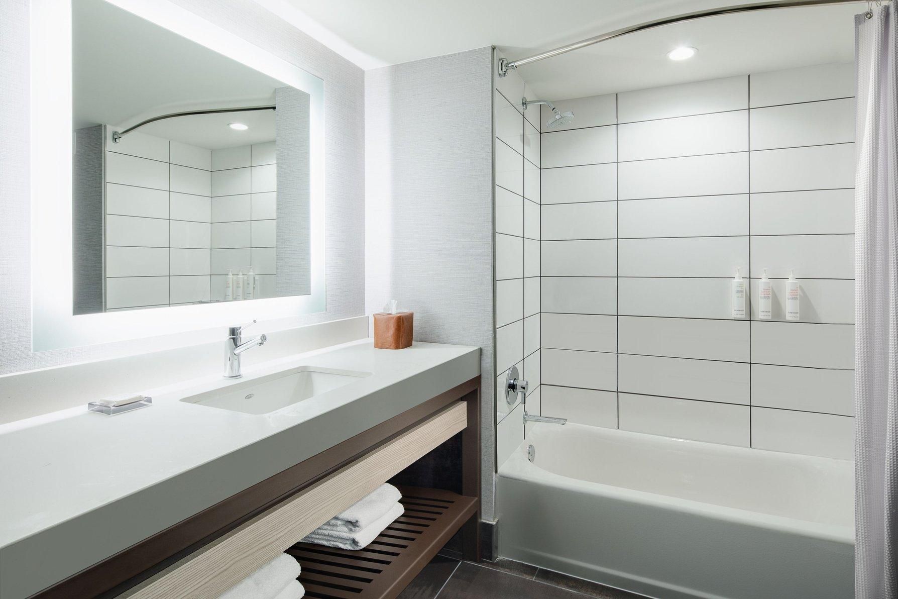 Guest room, 2 Queen, Partial water view